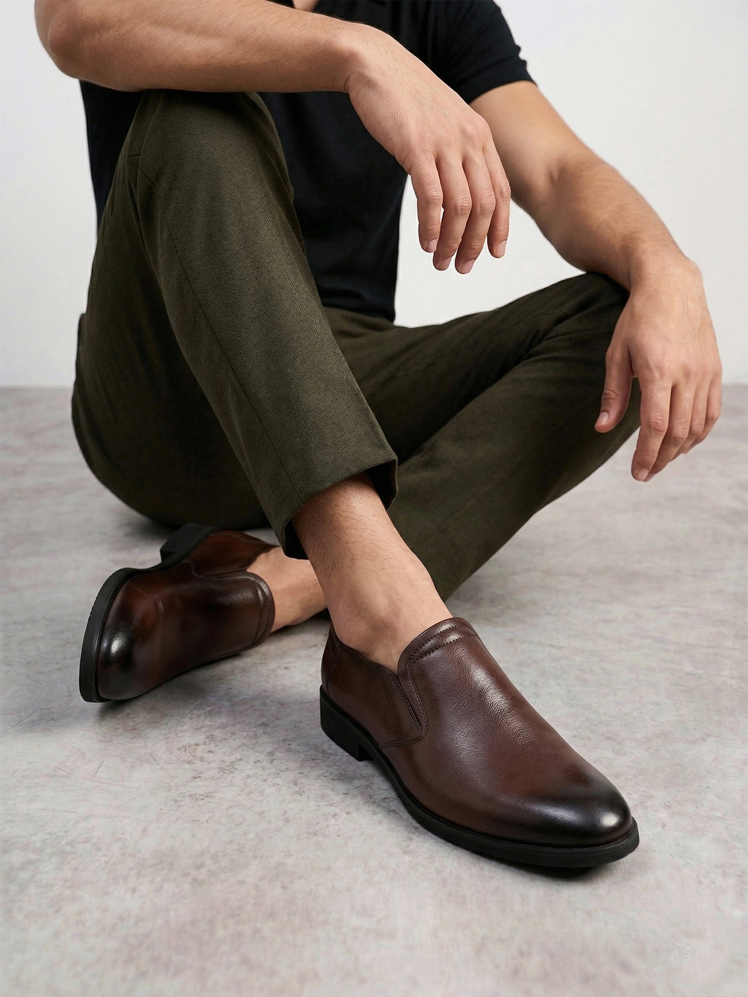 Туфли коричневого цвета с эластичными вставками на низком каблуке